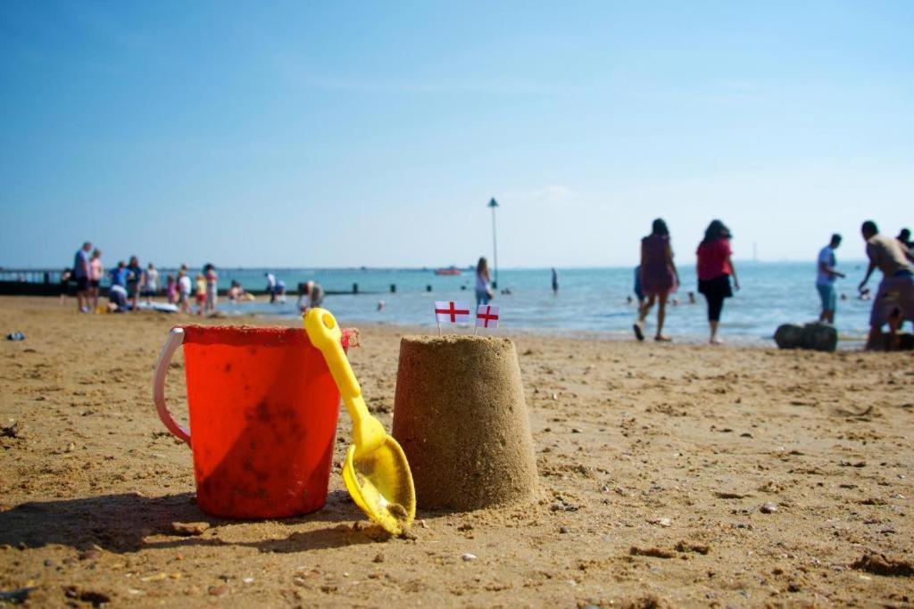 Marine Villa Hotel & Suites - Close To Beach, Train Station & Southend Airport Buitenkant foto