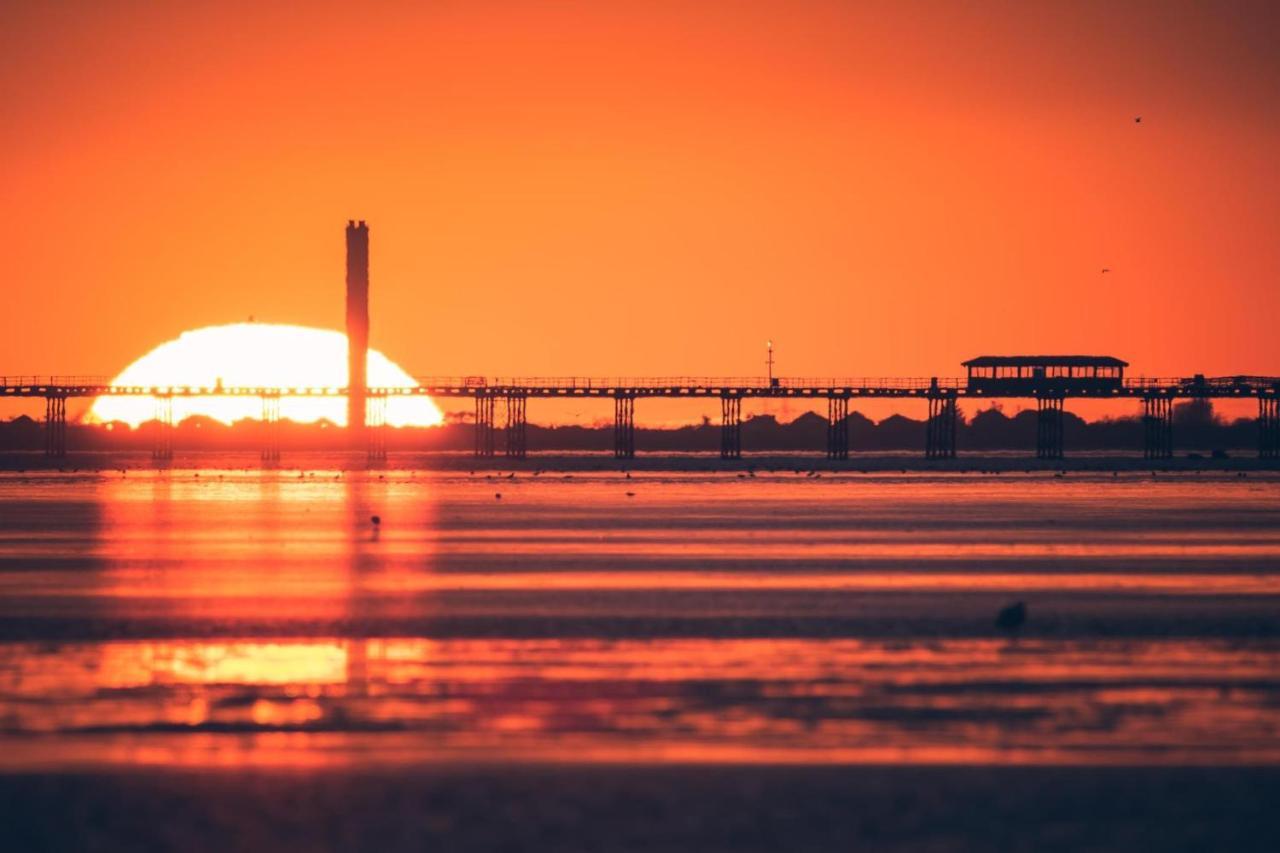 Marine Villa Hotel & Suites - Close To Beach, Train Station & Southend Airport Buitenkant foto