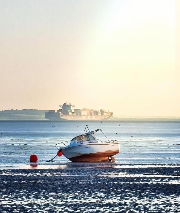 Marine Villa Hotel & Suites - Close To Beach, Train Station & Southend Airport Buitenkant foto
