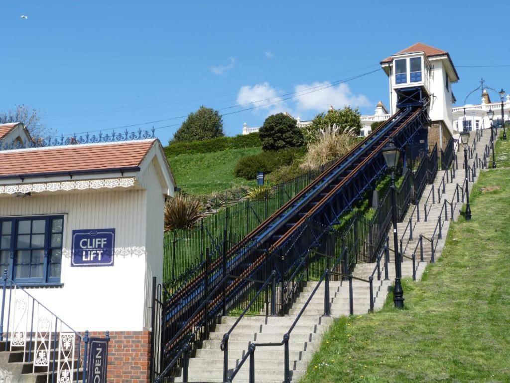 Marine Villa Hotel & Suites - Close To Beach, Train Station & Southend Airport Buitenkant foto