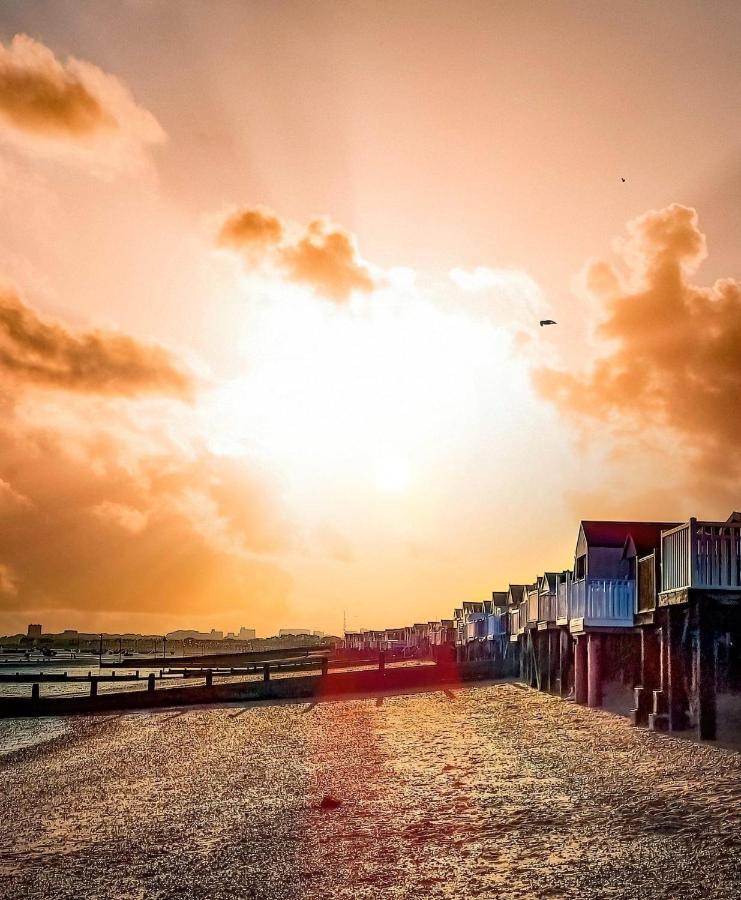 Marine Villa Hotel & Suites - Close To Beach, Train Station & Southend Airport Buitenkant foto