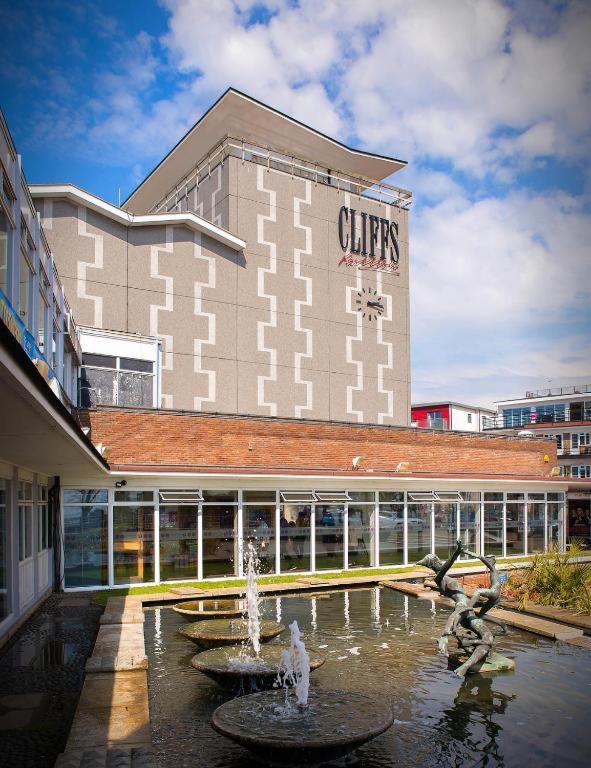 Marine Villa Hotel & Suites - Close To Beach, Train Station & Southend Airport Buitenkant foto