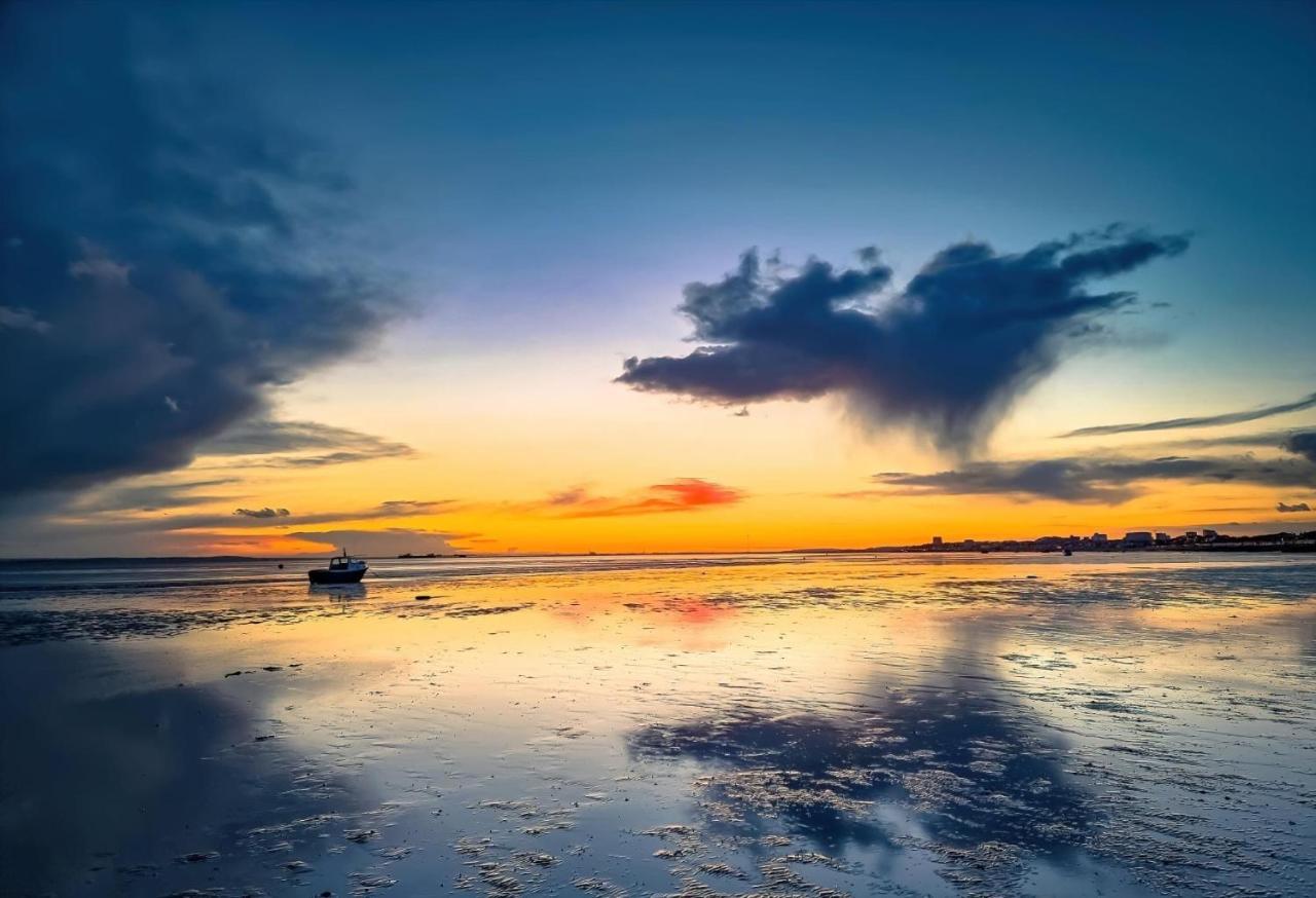 Marine Villa Hotel & Suites - Close To Beach, Train Station & Southend Airport Buitenkant foto